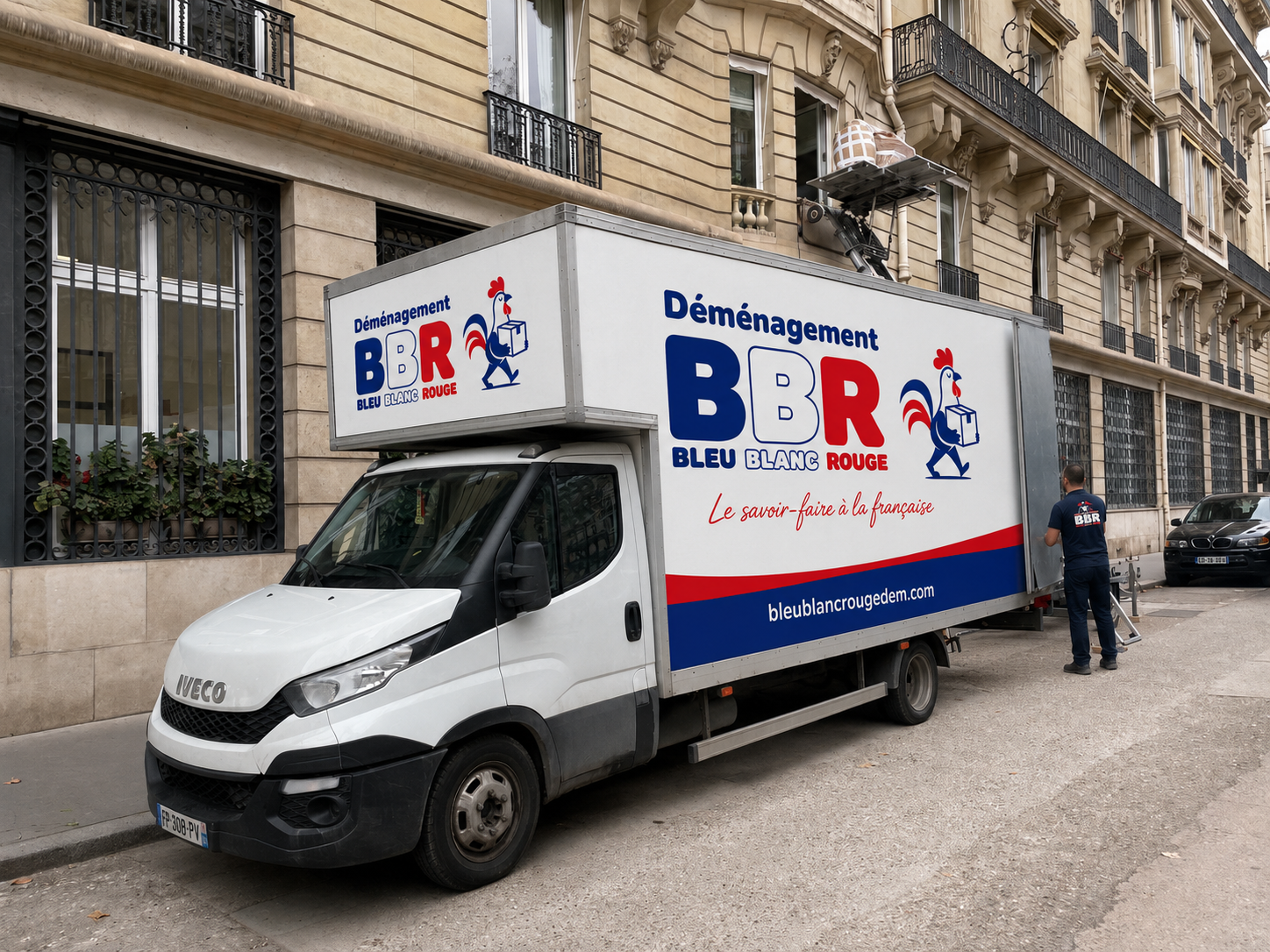 Camion BBR stationné devant un immeuble haussmannien
